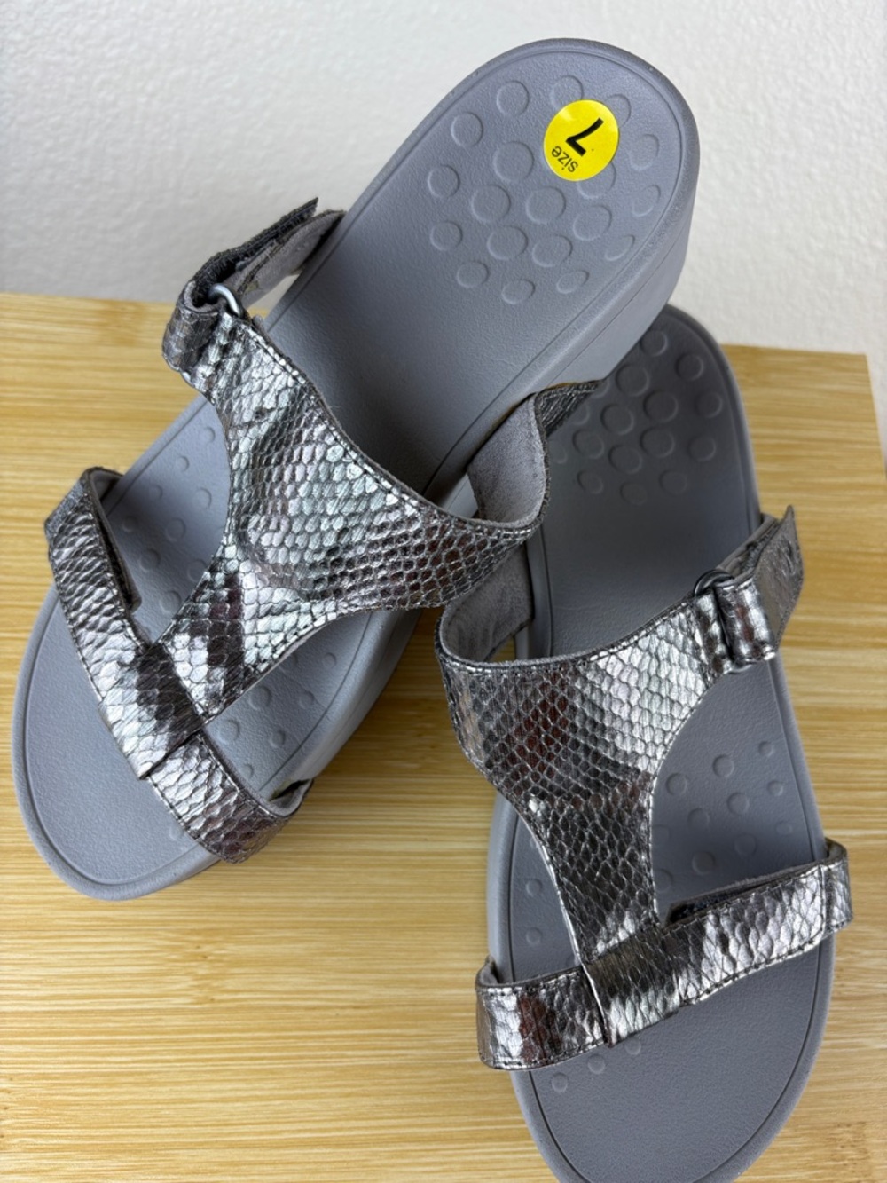 Vionic Ellie Metallic Snakeskin Adjustable Orthotic Sandals Silver Women's Size7 - Picture 5 of 11